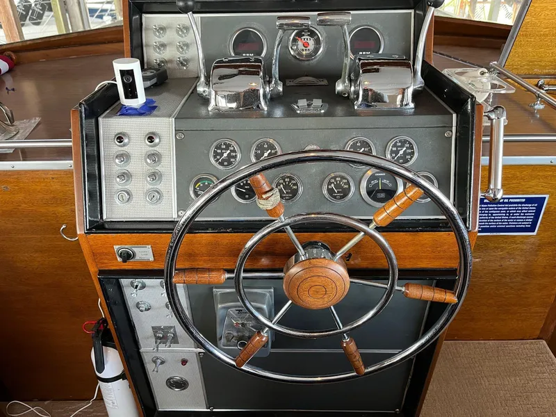 Slide: The Image of Chris-Craft 52 - Helm - 10