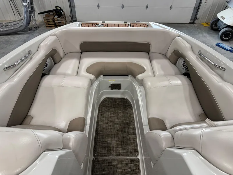 Slide: The Image of Interior of 2015 Crownline Eclipse E4 boat. - 8