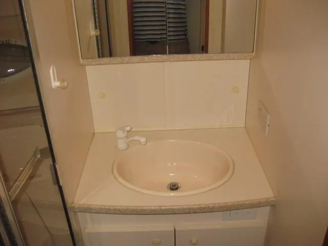 Slide: The Image of Interior of 1999 Silverton 352 Motor Yacht with TV, lamps, and decorative pillows. - 14