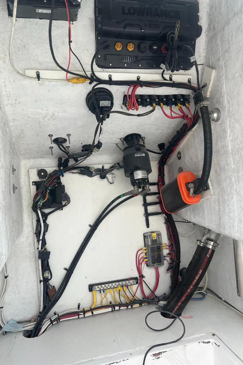 Slide: The Image of Electrical system of Mirage Bay Cat 26 boat, 2022 model. - 9