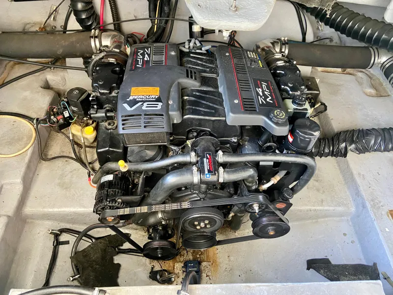 Slide: The Image of V8 engine of a 2000 Chaparral 280 SSi boat, detailed view. - 37