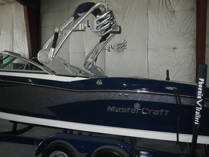 The Image of 2013 MasterCraft X30 boat on trailer in indoor storage. - 0