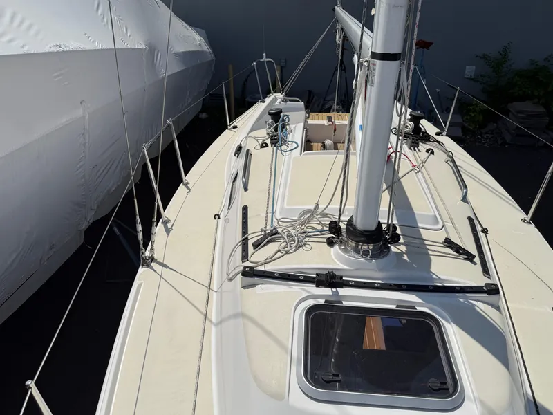 Slide: The Image of 2022 J Boats J/9 sailboat deck with mast and rigging. - 3