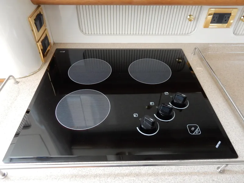 Slide: The Image of Built-in stovetop on 1997 Sea Ray 450 yacht, featuring four burners and sleek black design. - 19