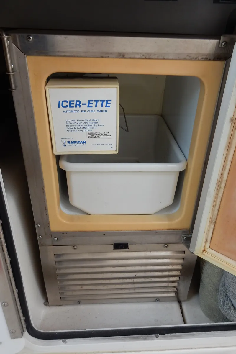 Slide: The Image of Sea Ray 450 Sundancer 1997 - 55