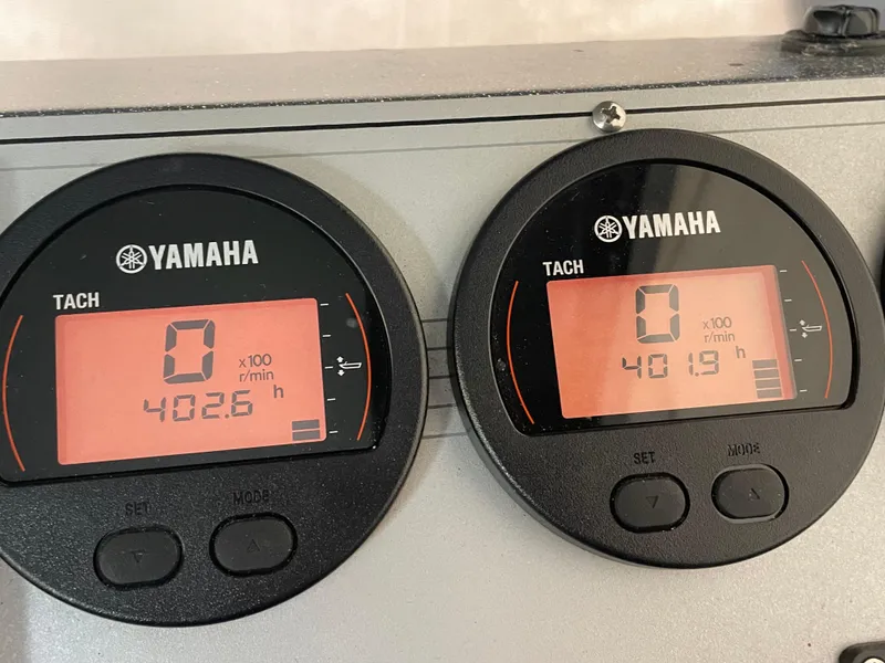 Slide: The Image of Yamaha tachometers displaying 402.6 and 401.9 hours on a 2018 Duckworth 28 Offshore boat. - 8
