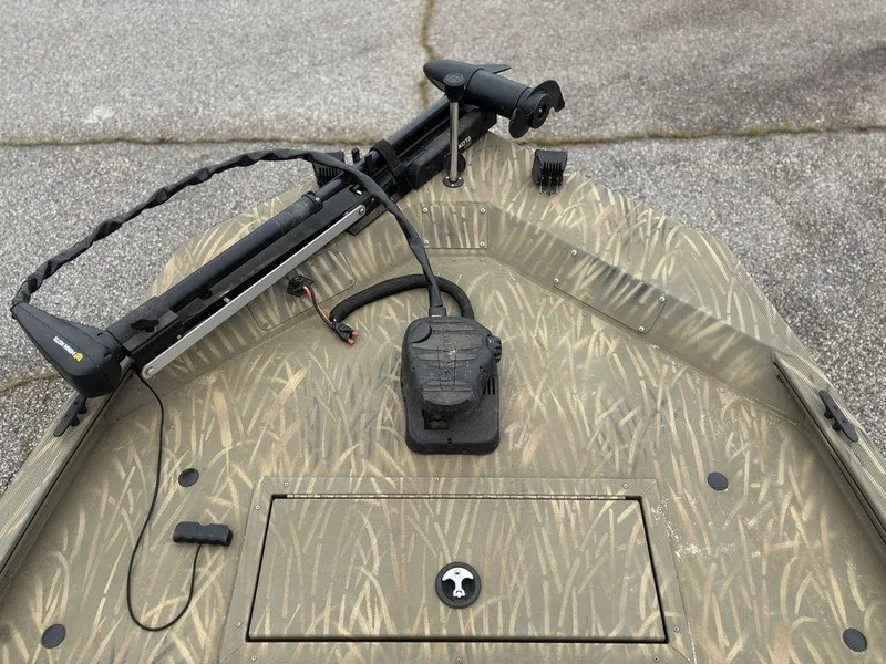 Slide: The Image of 2020 Tracker GRIZZLY® 1648 SC boat with camouflage deck and trolling motor. - 13