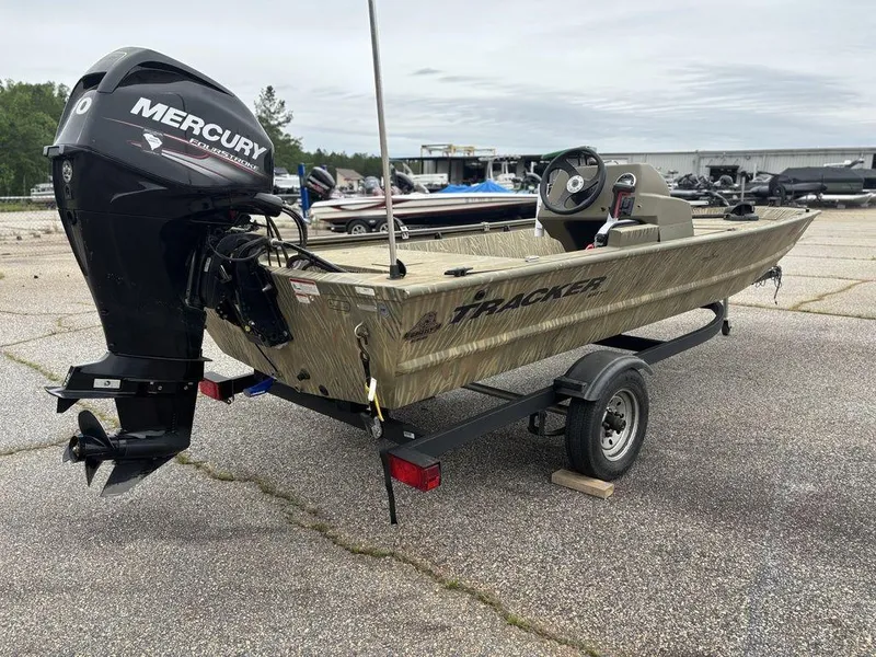 Slide: The Image of 2020 Tracker GRIZZLY® 1648 SC boat with Mercury engine on trailer. - 9