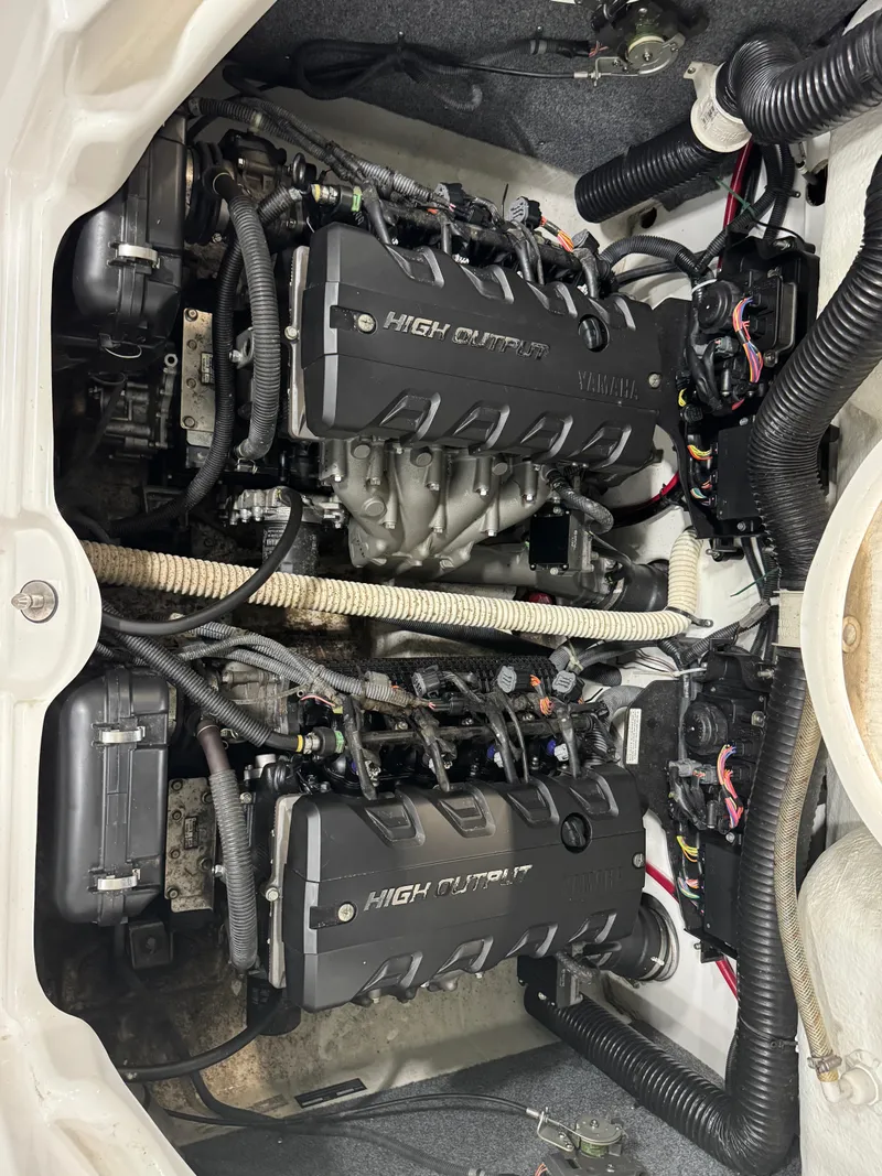 Slide: The Image of 2014 Yamaha Boats 212X engine compartment with dual high-output engines. - 18