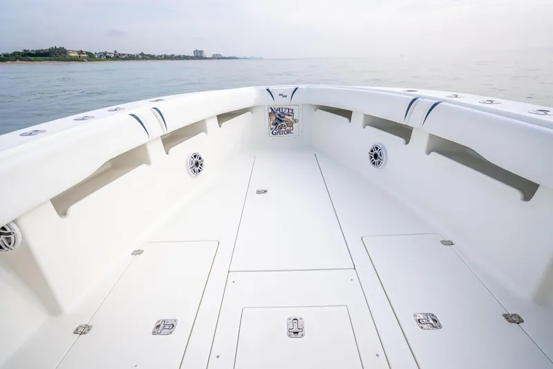 Slide: The Image of 2014 SeaVee 34 boat deck with spacious layout and ocean view. - 23