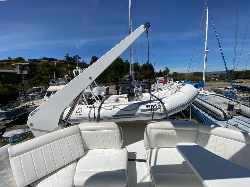 Slide: The Image of Laundry area in 1998 Navigator 5300 Classic yacht with floral wall art. - 28