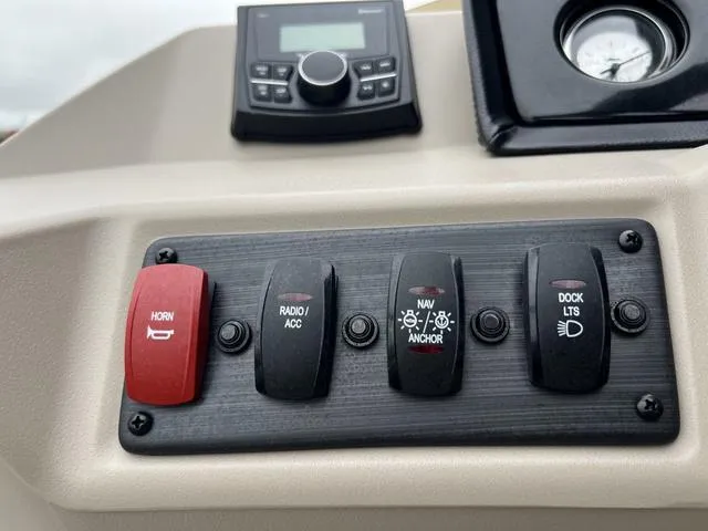 Slide: The Image of Bennington 22 SSB Tritoon Pontoon 2025 - 16