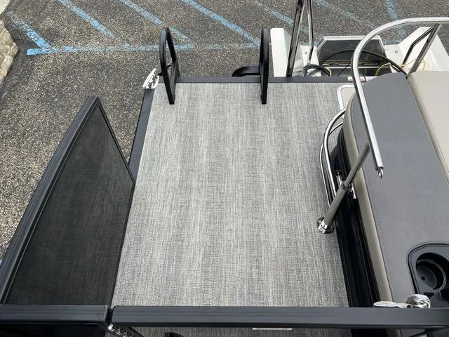 Slide: The Image of Bennington 22 SSB Tritoon Pontoon 2025 - 28