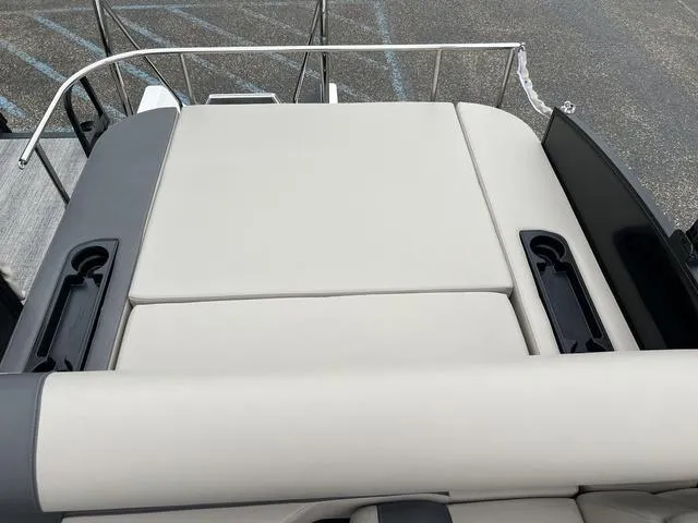 Slide: The Image of Bennington 22 SSB Tritoon Pontoon 2025 - 31