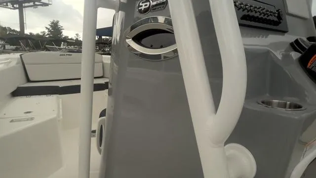 Slide: The Image of Sea Pro 225FLX Sandbar 2025 - 12