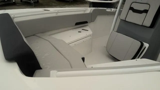 Slide: The Image of Sea Pro 225FLX Sandbar 2025 - 13