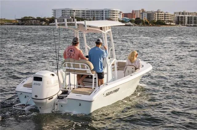 The Image of Sea Pro 202 CENTER CONSOLE DLX W/175HP 2025 - 1