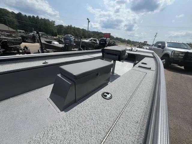 Slide: The Image of War Eagle 648VS Deluxe 2025 - 12