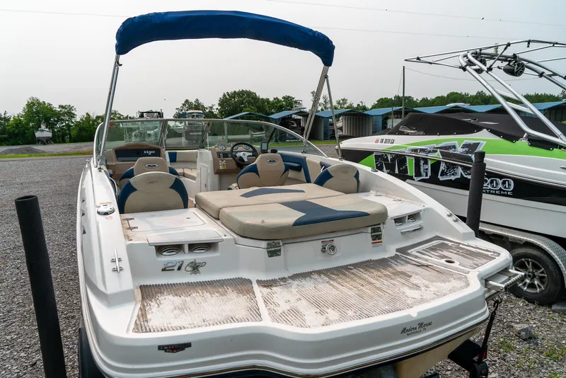 Slide: The Image of 2014 Chaparral 21 Ski & Fish H2O boat with blue canopy and spacious seating. - 7