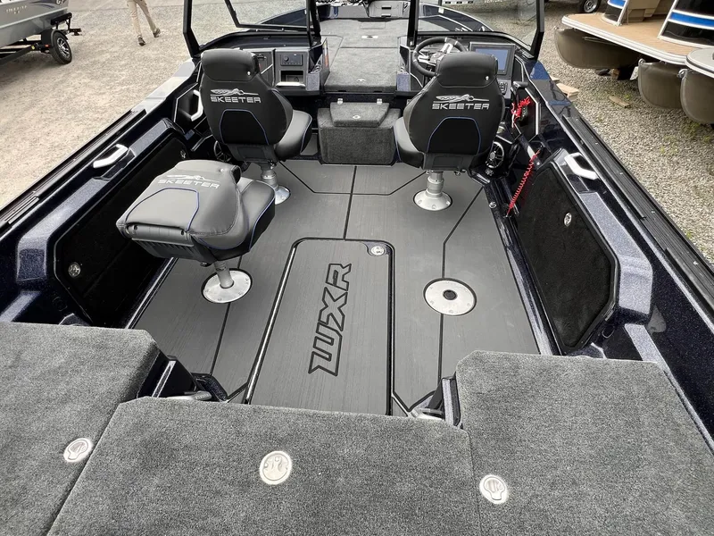 Slide: The Image of Skeeter WXR2260 2025 - 32