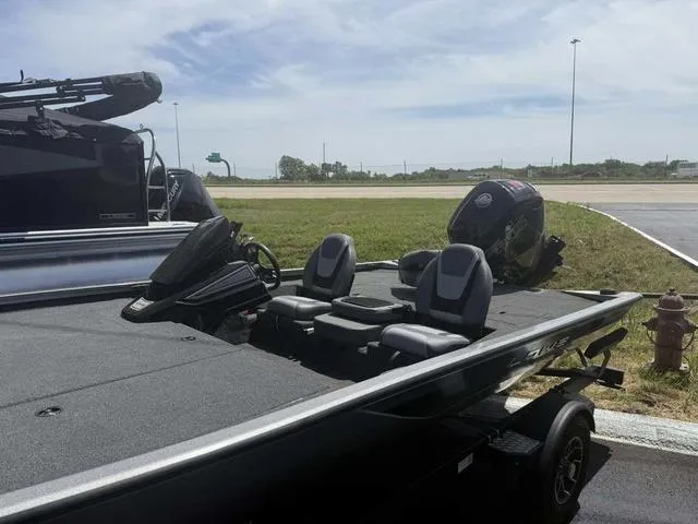 Slide: The Image of Lowe Stinger 195 Bass 2025 - 11