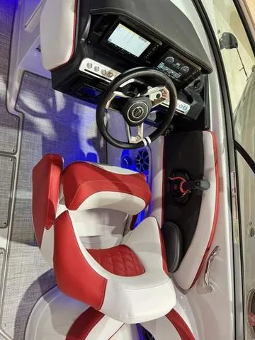 Slide: The Image of Crownline Boats 250 XSS 2024 - 16