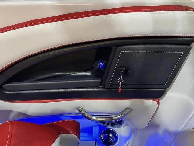 Slide: The Image of Crownline Boats 250 XSS 2024 - 3