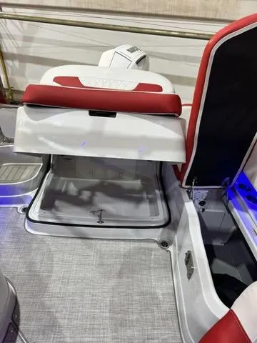 Slide: The Image of Crownline Boats 250 XSS 2024 - 6