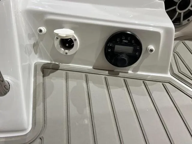 Slide: The Image of Crownline Boats 250 XSS 2024 - 8