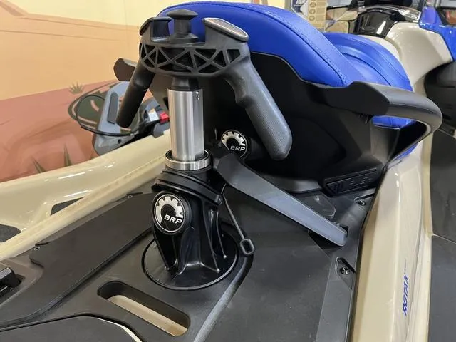 Slide: The Image of Sea-Doo Wake™ 170 BRP Premium Audio, iDF, iBR 2025 - 10