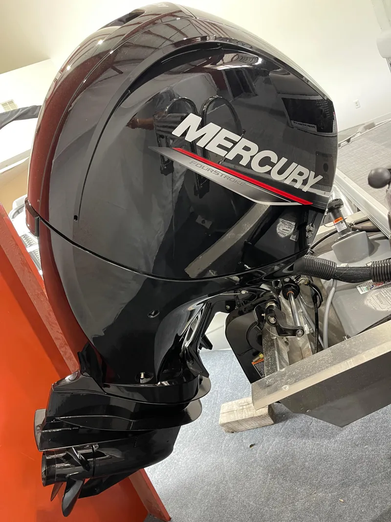 Slide: The Image of Mercury outboard motor on 2025 Princecraft Vectra 21 RL boat. - 4
