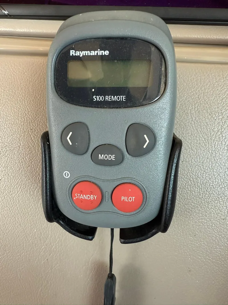 Slide: The Image of Raymarine S100 remote control on Maxum 3700 SCR, 2000 model boat dashboard. - 20