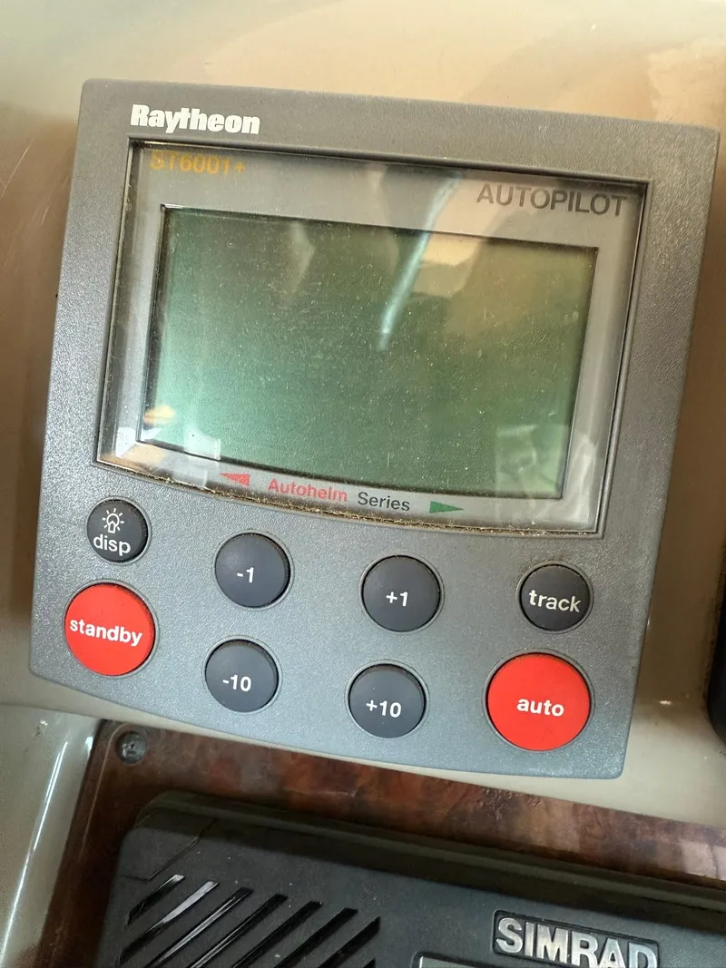 Slide: The Image of Raytheon autopilot display on 2000 Maxum 3700 SCR boat dashboard. - 25