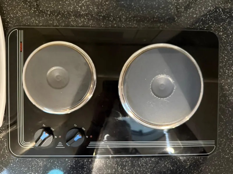 Slide: The Image of Electric stovetop with two burners on a Maxum 3700 SCR, 2000 model. - 35