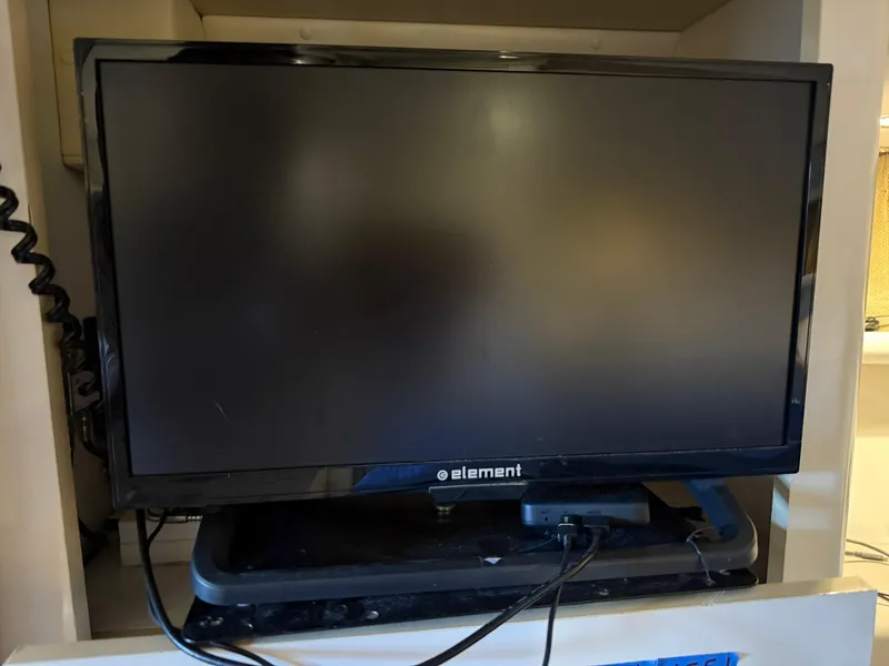 Slide: The Image of Element TV on a shelf inside a 2000 Maxum 3700 SCR boat. - 38