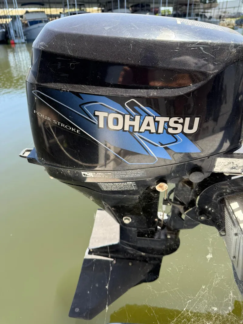 Slide: The Image of Tohatsu four-stroke outboard motor on a 2000 Maxum 3700 SCR boat. - 42