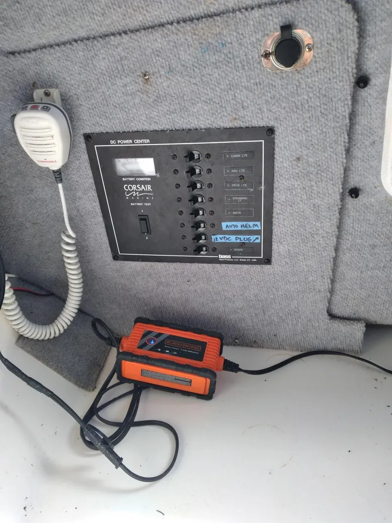 Slide: The Image of Control panel and charger inside a 2004 Corsair F-24MKII boat. - 18