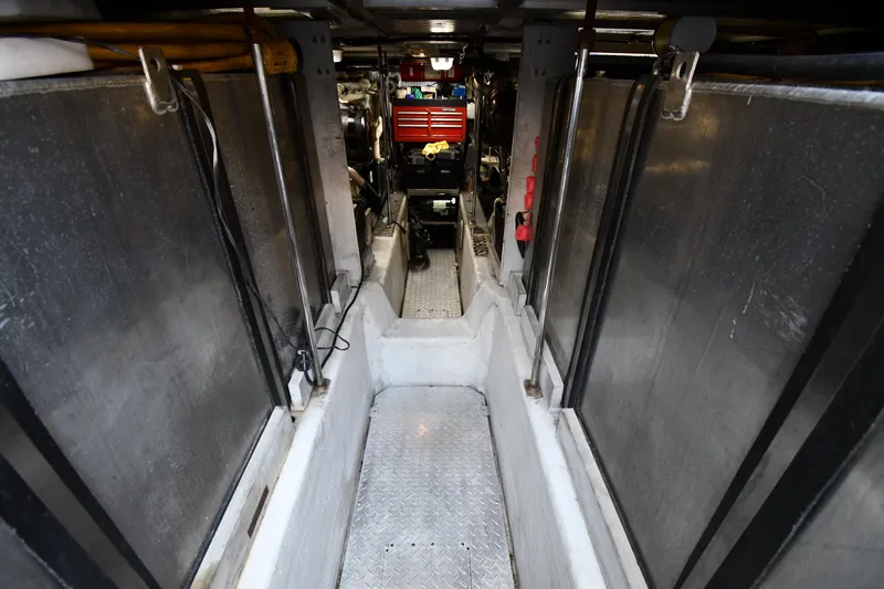 Slide: The Image of Carver 530 Voyager Pilothouse 1998 - 100