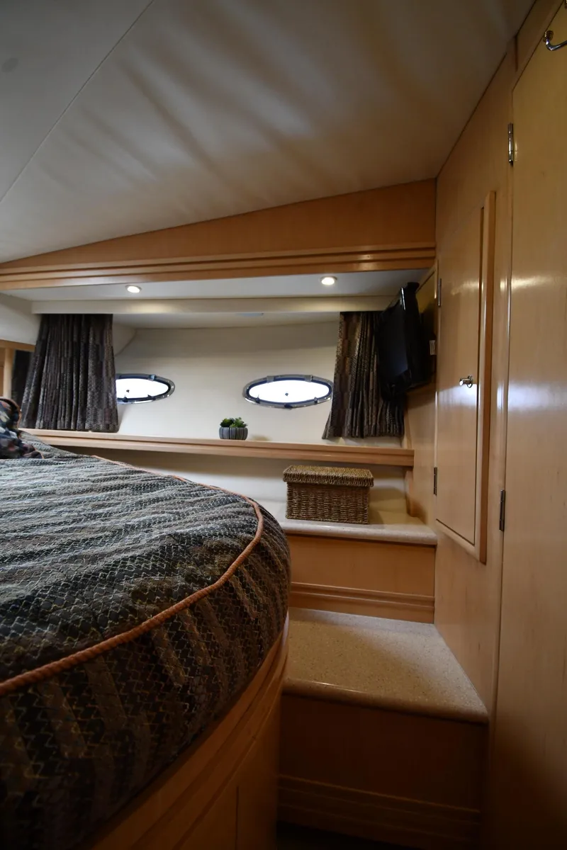 Slide: The Image of Interior of 1998 Carver 530 Voyager Pilothouse with cozy bedroom and porthole windows. - 40