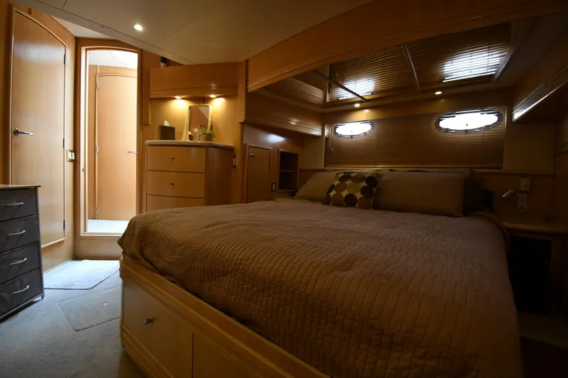 Slide: The Image of Carver 530 Voyager Pilothouse 1998 - 53