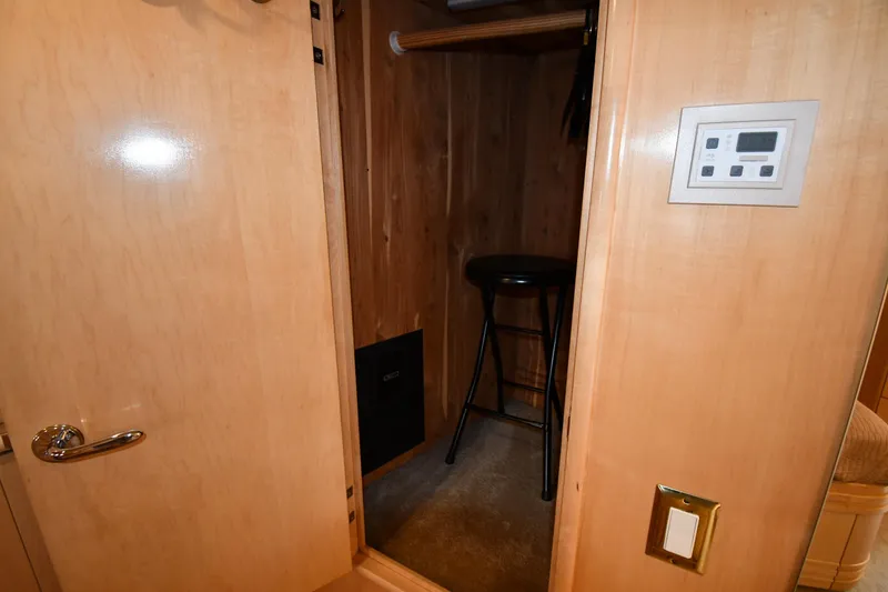 Slide: The Image of Carver 530 Voyager Pilothouse 1998 - 62