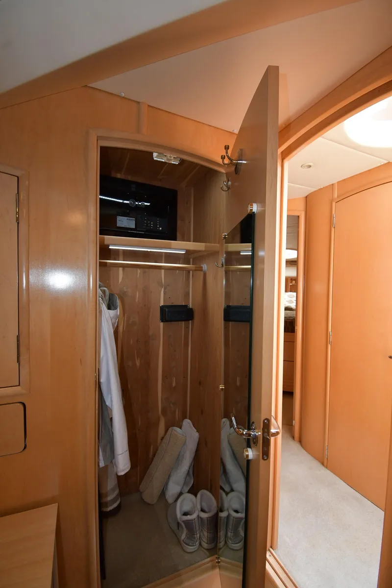 Slide: The Image of Carver 530 Voyager Pilothouse 1998 - 64
