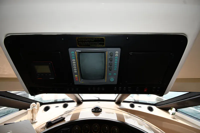 Slide: The Image of Carver 530 Voyager Pilothouse 1998 - 84