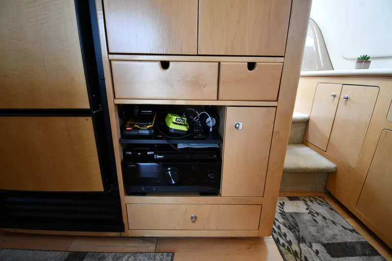 Slide: The Image of Carver 530 Voyager Pilothouse 1998 - 98