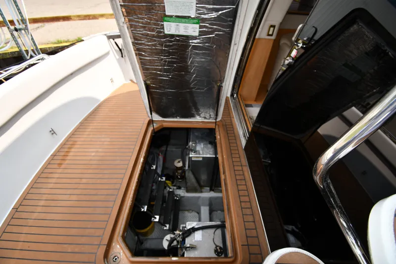 Slide: The Image of Carver 530 Voyager Pilothouse 1998 - 99