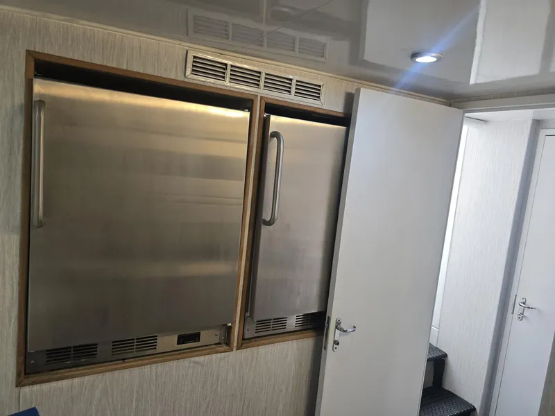 Slide: The Image of Hatteras 82 Convertible 1994 - 76