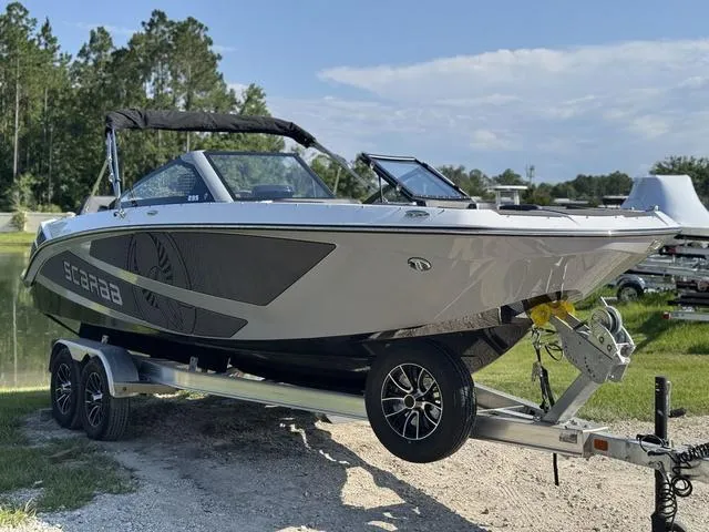 The Image of Scarab 235 LX 2025 - 1