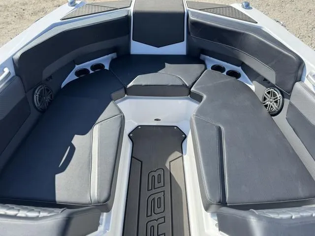 Slide: The Image of Scarab 235 LX 2025 - 16