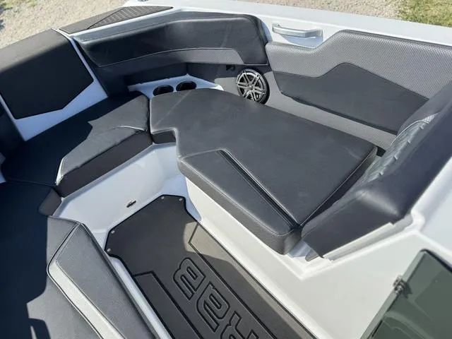 Slide: The Image of Scarab 235 LX 2025 - 18