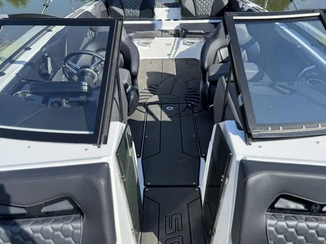 Slide: The Image of Scarab 235 LX 2025 - 19